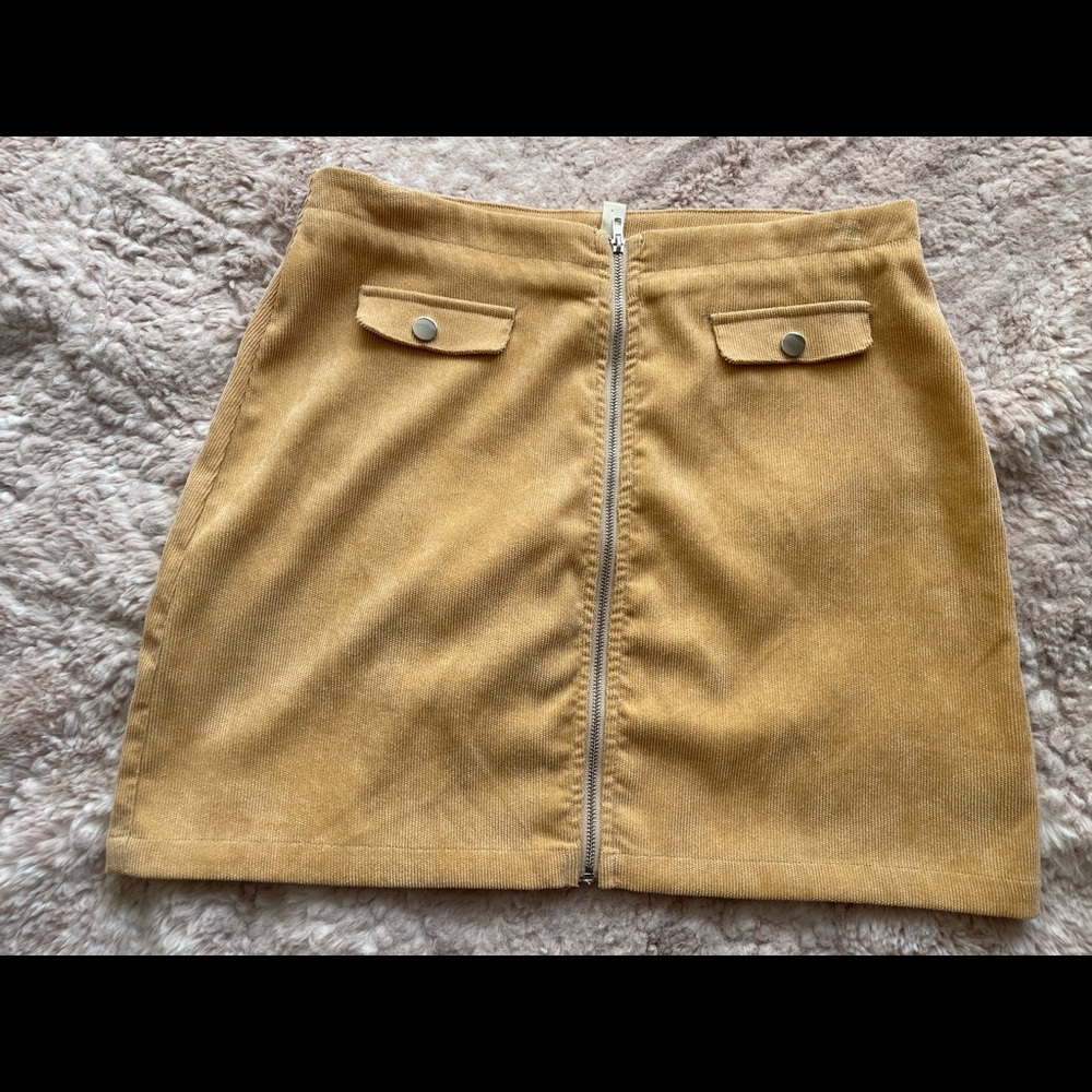 Mustard yellow.Corduroy skirt. Zip down. Size M.